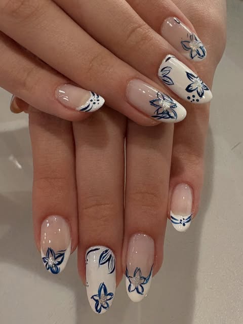 Nail art delicada com flores azuis e base clara